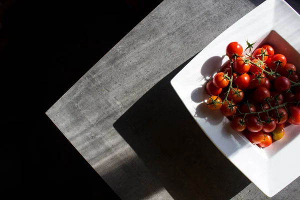 Tomates Cereja Placa Quadrada Branca Mesa Cinza Belas Sombras Fundo — Fotografia de Stock