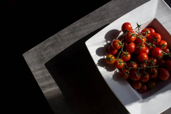 Tomates Cereja Placa Quadrada Branca Mesa Cinza Belas Sombras Fundo — Fotografia de Stock