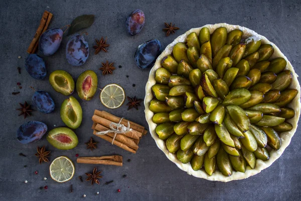 Erikli tatlı turtasının en iyi görüntüsü. Gri desenli arka plan ve fotokopi alanı. Tatlı turta yakın çekim.. 