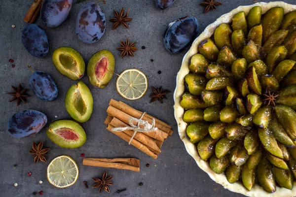 Erikli tatlı turtasının en iyi görüntüsü. Gri desenli arka plan ve fotokopi alanı. Tatlı turta yakın çekim.. 