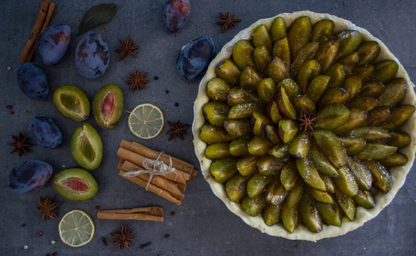 Erikli tatlı turtasının en iyi görüntüsü. Gri desenli arka plan ve fotokopi alanı. Tatlı turta yakın çekim.. 