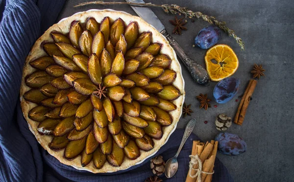 Erikli tatlı turtasının en iyi görüntüsü. Gri desenli arka plan ve fotokopi alanı. Tatlı turta yakın çekim.. 
