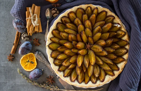 Erikli tatlı turtasının en iyi görüntüsü. Gri desenli arka plan ve fotokopi alanı. Tatlı turta yakın çekim.. 
