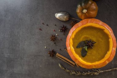 Kabak kabağında kabak çorbası. Masadaki taze sebzelerin en iyi görüntüsü. Sonbahar makbuzları. 