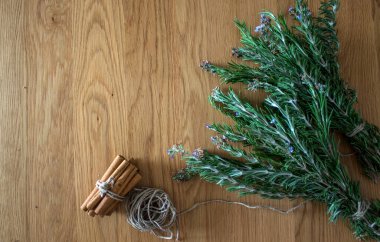 Ahşap masada biberiye sınırları. Aromatik bitki manzaralı fotoğraf. Şifalı bitkiler kapanıyor..