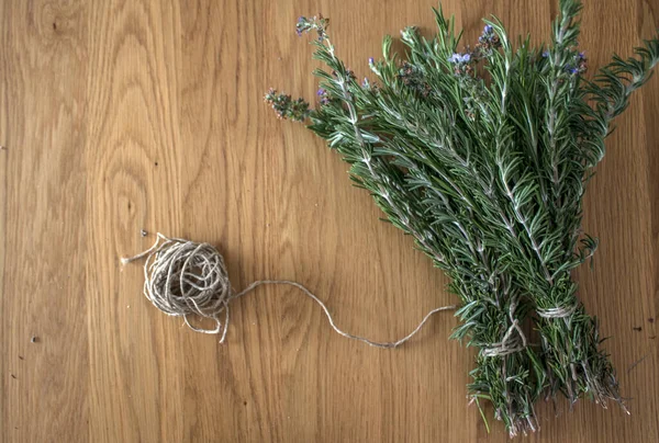 Ahşap masada biberiye sınırları. Aromatik bitki manzaralı fotoğraf. Şifalı bitkiler kapanıyor..