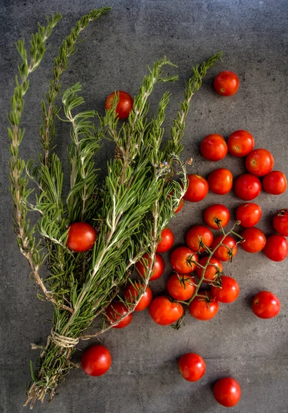Limites Alecrim Tomates Cereja Fundo Texturizado Cinza Escuro Foto Vista — Fotografia de Stock