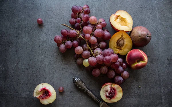 新鲜水果 深灰色背景 有复制空间 俯瞰多汁的葡萄 油桃和梨的照片 健康饮食概念 — 图库照片