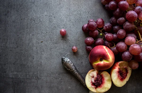 带有复制空间的灰色背景新鲜水果 俯瞰多汁的葡萄 梨和油桃的照片 健康饮食概念 — 图库照片