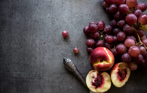 带有复制空间的灰色背景新鲜水果 俯瞰多汁的葡萄 梨和油桃的照片 健康饮食概念 — 图库照片
