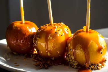 Çubukta üç karamelli elma. Ev yapımı Cadılar Bayramı tatlıları.