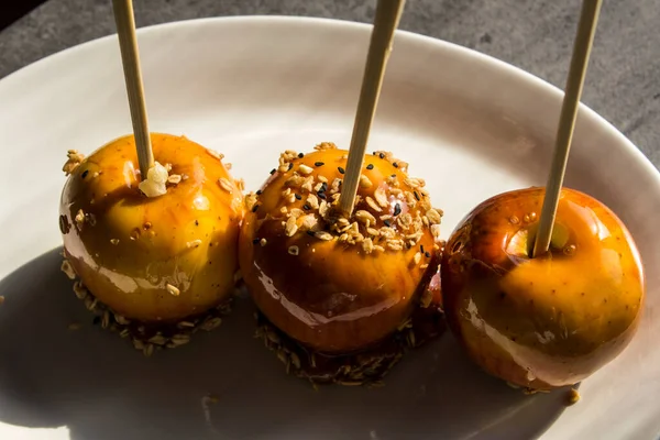 Manzanas Caramelo Palos Postre Festivo Foto Cerca Dulces Dulces Para — Foto de Stock