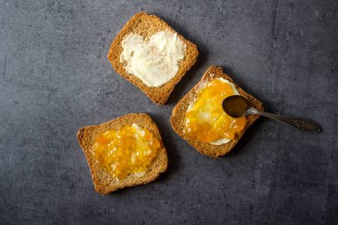 Güzel kahvaltı. Masadaki reçelli tostların en üstteki görüntüsü. 