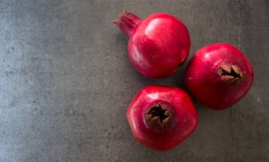 Güzel kahvaltı manzaralı fotoğraf. Farklı malzemelerle tost: fıstık ezmesi, reçel, tereyağı ve karamelli muz. Kopya alanı ile koyu gri desenli arkaplan.
