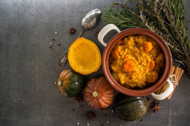 Mercimek ve nohutlu kabak güveci. Dengeli vejetaryen yemeği üst görünüm fotoğrafı. Sonbahar makbuzları. Fotokopi alanı olan koyu gri arkaplan.. 