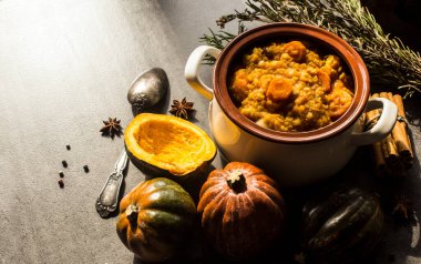 Mercimek ve nohutlu kabak güveci. Dengeli vejetaryen yemeği üst görünüm fotoğrafı. Sonbahar makbuzları. Fotokopi alanı olan koyu gri arkaplan.. 