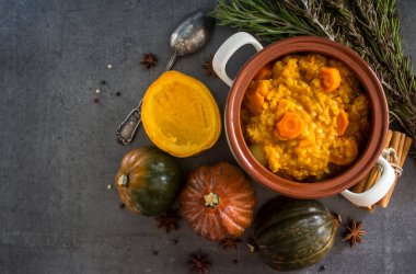 Mercimek ve nohutlu kabak güveci. Dengeli vejetaryen yemeği üst görünüm fotoğrafı. Sonbahar makbuzları. Fotokopi alanı olan koyu gri arkaplan.. 