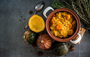 Mercimek ve nohutlu kabak güveci. Dengeli vejetaryen yemeği üst görünüm fotoğrafı. Sonbahar makbuzları. Fotokopi alanı olan koyu gri arkaplan.. 