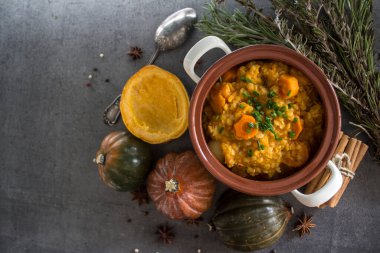 Mercimek ve nohutlu kabak güveci. Dengeli vejetaryen yemeği üst görünüm fotoğrafı. Sonbahar makbuzları. Fotokopi alanı olan koyu gri arkaplan.. 