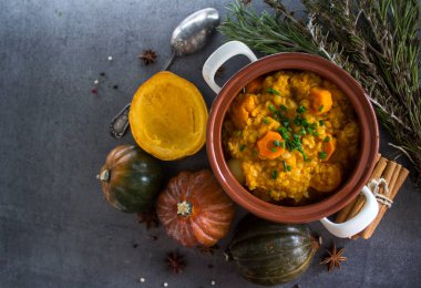 Mercimek ve nohutlu kabak güveci. Dengeli vejetaryen yemeği üst görünüm fotoğrafı. Sonbahar makbuzları. Fotokopi alanı olan koyu gri arkaplan.. 