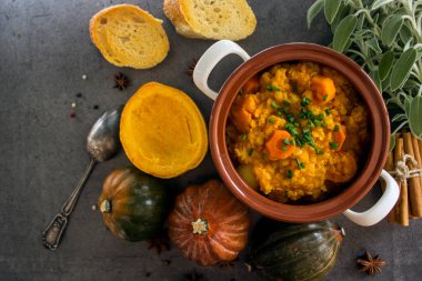 Mercimek ve nohutlu kabak güveci. Dengeli vejetaryen yemeği üst görünüm fotoğrafı. Sonbahar makbuzları. Fotokopi alanı olan koyu gri arkaplan.. 