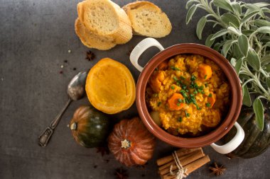Mercimek ve nohutlu kabak güveci. Dengeli vejetaryen yemeği üst görünüm fotoğrafı. Sonbahar makbuzları. Fotokopi alanı olan koyu gri arkaplan.. 