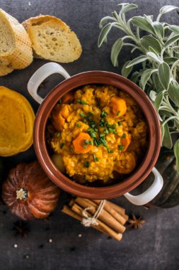 Tencerede mercimek olan kabak yahnisinin en iyi görüntüsü. Sağlıklı yeme kavramı. 