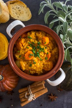 Tencerede mercimek olan kabak yahnisinin en iyi görüntüsü. Sağlıklı yeme kavramı. 