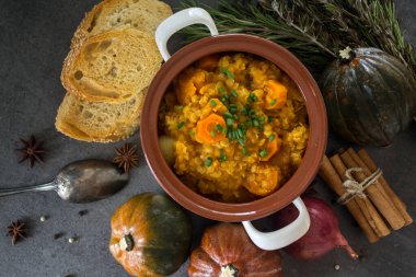 Tencerede mercimek olan kabak yahnisinin en iyi görüntüsü. Sağlıklı yeme kavramı. 