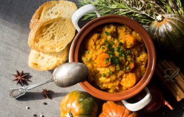 Tencerede mercimek olan kabak yahnisinin en iyi görüntüsü. Sağlıklı yeme kavramı. 