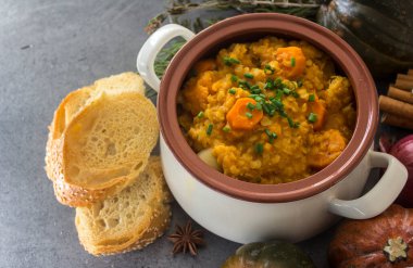 Beyaz seramik tencerede vejetaryen balkabağı güveci. Ev yapımı dengeli yemek. Sağlıklı yeme kavramı. 