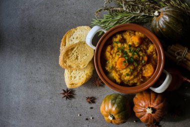 Mercimek ve nohutlu kabak güveci. Dengeli vejetaryen yemeği üst görünüm fotoğrafı. Sonbahar makbuzları. Fotokopi alanı olan koyu gri arkaplan.. 