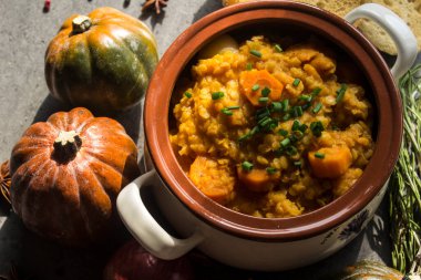 Beyaz seramik tencerede vejetaryen balkabağı güveci. Ev yapımı dengeli yemek. Sağlıklı yeme kavramı. 