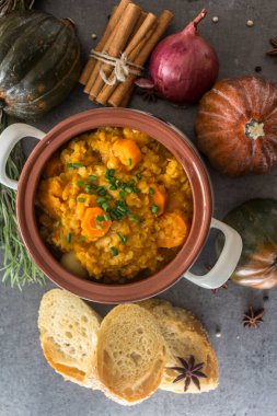 Tereyağlı, havuçlu, tatlı patatesli ve mercimekli sağlıklı bir Fas güveci. Sağlıklı yaşam konsepti.