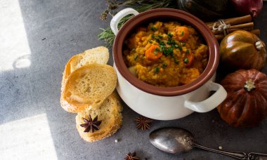Mercimek ve nohutlu kabak güveci. Dengeli vejetaryen yemeği üst görünüm fotoğrafı. Sonbahar makbuzları. Fotokopi alanı olan koyu gri arkaplan.. 