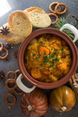 Tereyağlı, havuçlu, tatlı patatesli ve mercimekli sağlıklı bir Fas güveci. Sağlıklı yaşam konsepti.