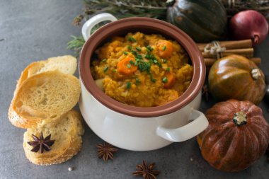 Tereyağlı, havuçlu, tatlı patatesli ve mercimekli sağlıklı bir Fas güveci. Sağlıklı yaşam konsepti.
