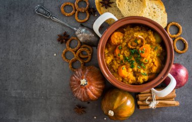 Tereyağlı, havuçlu, tatlı patatesli ve mercimekli sağlıklı bir Fas güveci. Sağlıklı yaşam konsepti.