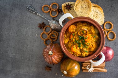 Tereyağlı, havuçlu, tatlı patatesli ve mercimekli sağlıklı bir Fas güveci. Sağlıklı yaşam konsepti.