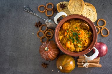 Tereyağlı, havuçlu, tatlı patatesli ve mercimekli sağlıklı bir Fas güveci. Sağlıklı yaşam konsepti.