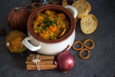 Tereyağlı, havuçlu, tatlı patatesli ve mercimekli sağlıklı bir Fas güveci. Sağlıklı yaşam konsepti.