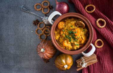 Tereyağlı, havuçlu, tatlı patatesli ve mercimekli sağlıklı bir Fas güveci. Sağlıklı yaşam konsepti.