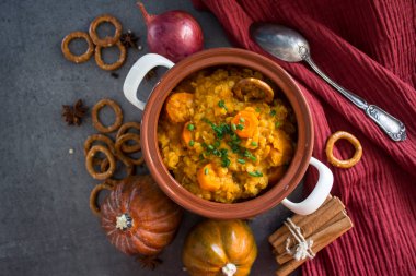 Tereyağlı, havuçlu, tatlı patatesli ve mercimekli sağlıklı bir Fas güveci. Sağlıklı yaşam konsepti.