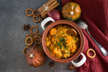 Beyaz seramik tencerede vejetaryen balkabağı güveci. Ev yapımı dengeli yemek. Sağlıklı yeme kavramı. 