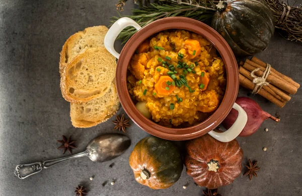 Mercimek ve nohutlu kabak güveci. Dengeli vejetaryen yemeği üst görünüm fotoğrafı. Sonbahar makbuzları. Fotokopi alanı olan koyu gri arkaplan.. 
