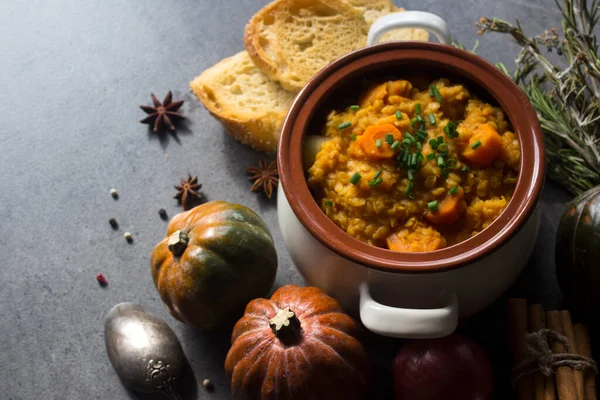 Beyaz seramik tencerede vejetaryen balkabağı güveci. Ev yapımı dengeli yemek. Sağlıklı yeme kavramı. 