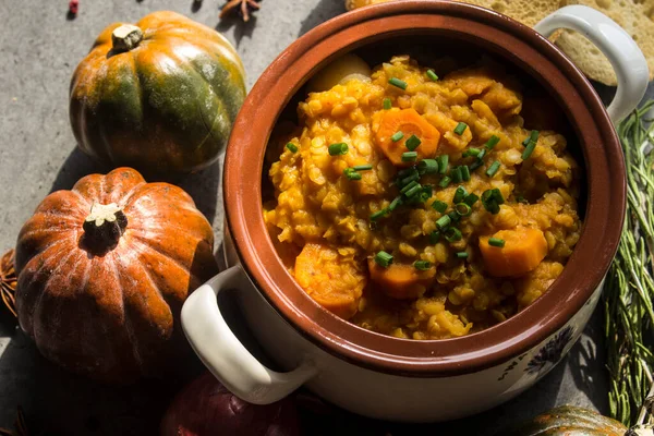 Beyaz seramik tencerede vejetaryen balkabağı güveci. Ev yapımı dengeli yemek. Sağlıklı yeme kavramı. 