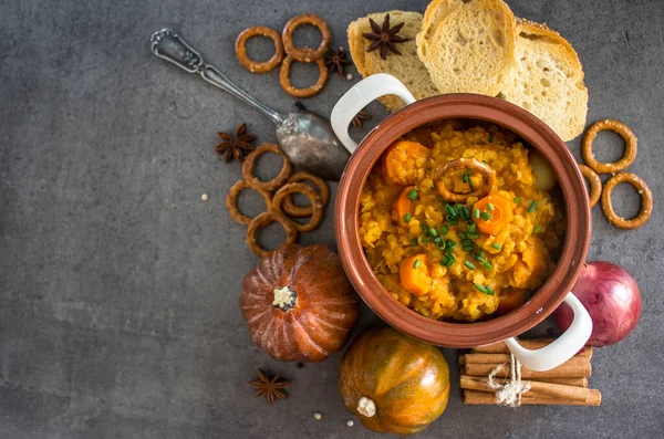 Tereyağlı, havuçlu, tatlı patatesli ve mercimekli sağlıklı bir Fas güveci. Sağlıklı yaşam konsepti.