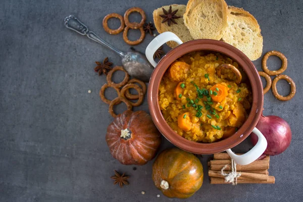 Tereyağlı, havuçlu, tatlı patatesli ve mercimekli sağlıklı bir Fas güveci. Sağlıklı yaşam konsepti.