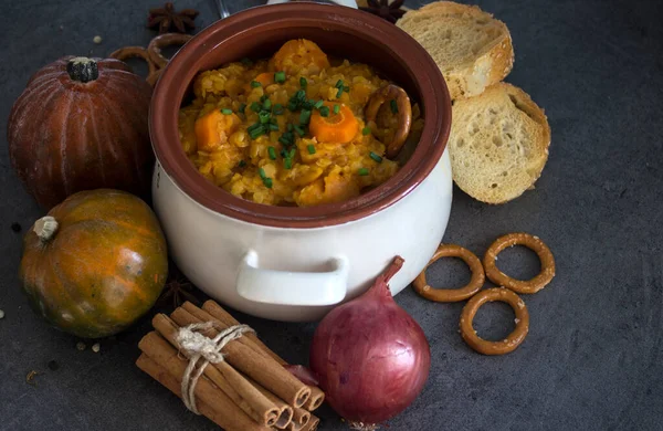 Tereyağlı, havuçlu, tatlı patatesli ve mercimekli sağlıklı bir Fas güveci. Sağlıklı yaşam konsepti.